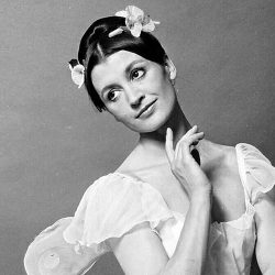 Carla Fracci, l'eterna fanciulla danzante - Tema natale